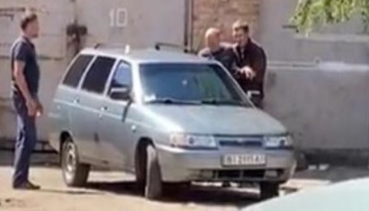 El bombasıyla polisi rehin aldı