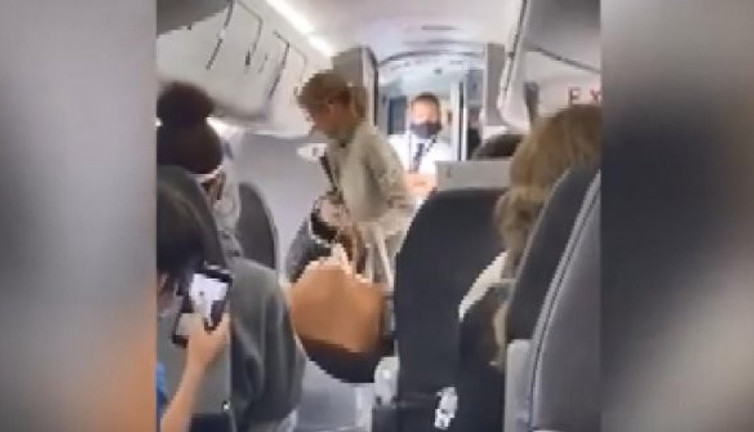 Maske takmadı uçaktan indirildi