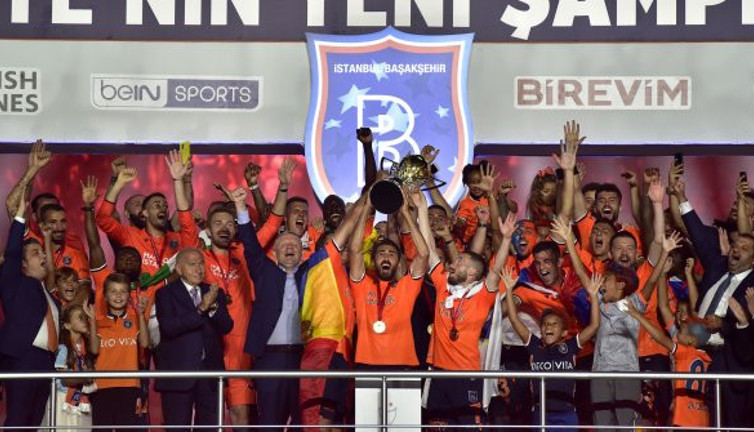 Coşkuyla kutlandı! Başakşehir kupayı kaldırdı