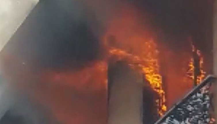 Ölümden kaçmak için rezidansın çatısına çıktı