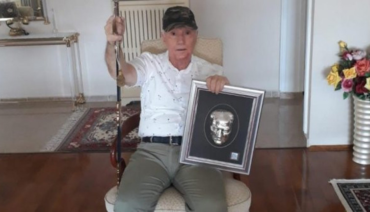 Eski milletvekili emekli Yarbay Tevfik Diker kılıcını çekti ve kılıçla hutbe okuyan Diyanet İşleri Başkanı'nı düelloya davet etti