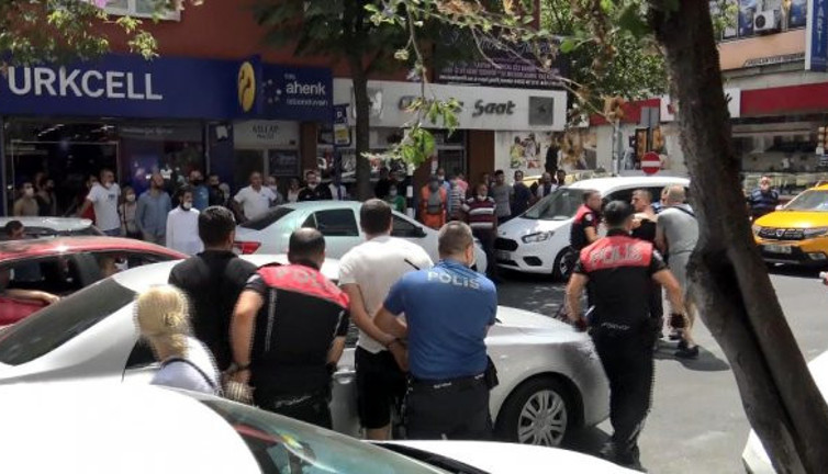 Polis güçlükle ayırdı! Avcılar'da yumruk ve tekmeler havada uçuştu