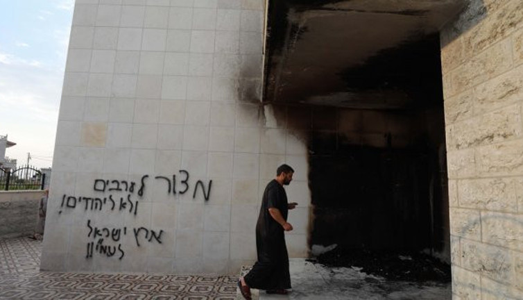 Ateşe verip, ırkçı slogan yazdılar! Yahudi yerleşimciler camiye saldırdı