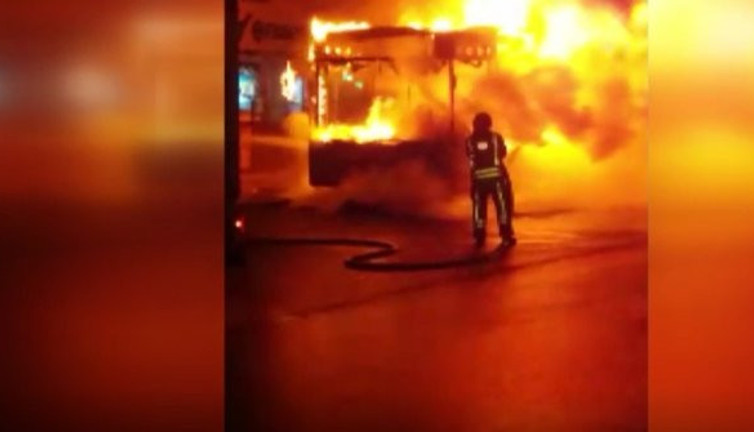 Esenyurt'ta belediye otobüsü kundaklandı!