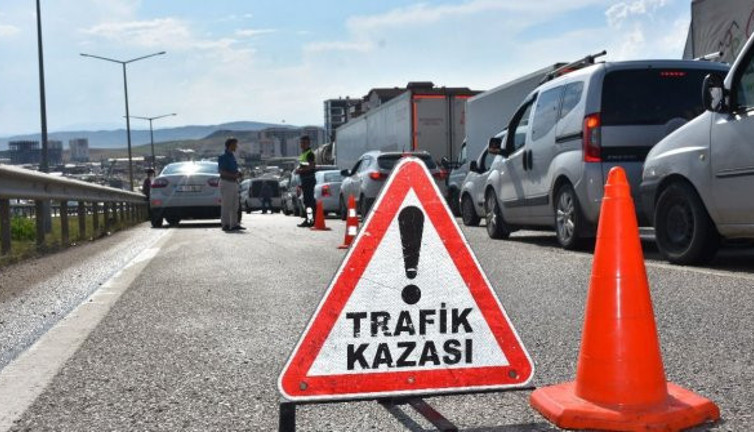 Aydın'da temizlik aracıyla otomobil çarpıştı: 4 yaralı