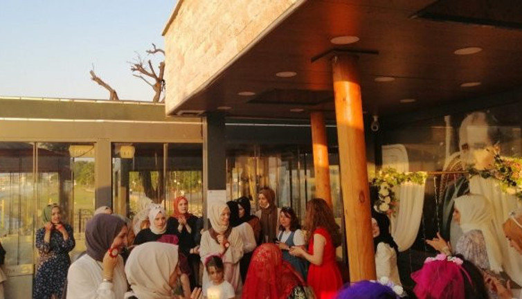 Atatürk’ün emaneti Yürüyen Köşk’te kına gecesi: Eski başkan isyan etti “Başka yer mi kalmadı”