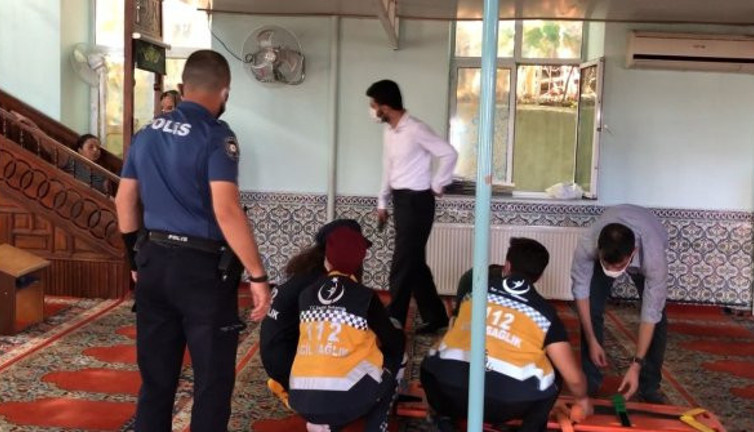 Genç kız caminin altını üstüne getirdi