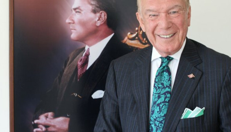 Uğur Dündar, Dünya Yakışıklılar Günü’nde dünyanın en yakışıklı lideri Atatürk ile olan fotoğrafını paylaştı