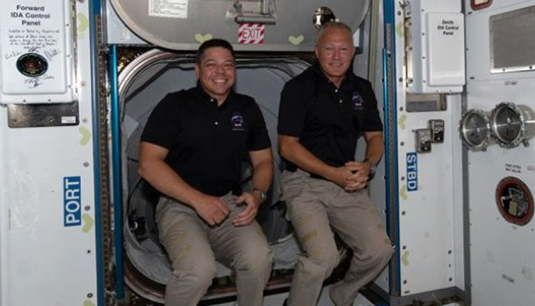 ABD'li astronotlar Space X aracıyla dünyaya döndü