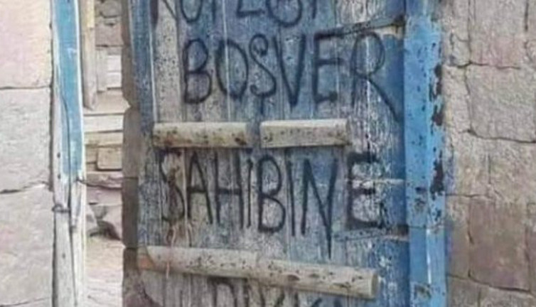 2 cilt kitap yazsan bu kapıdaki cümleyi anlatamazsın, işte her şeyi anlatan fotoğraf