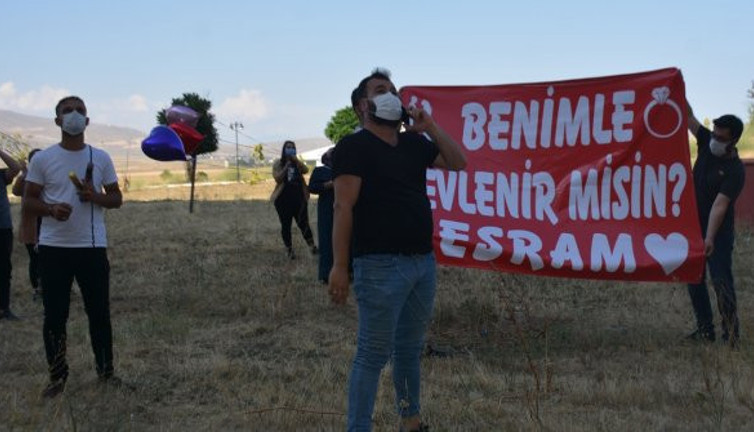 Korona virüs tedavisi gören sevgilisine hastane önünde evlilik teklif etti