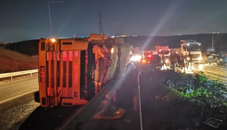 Kocaeli'nde TIR devrildi sebzeler yola saçıldı