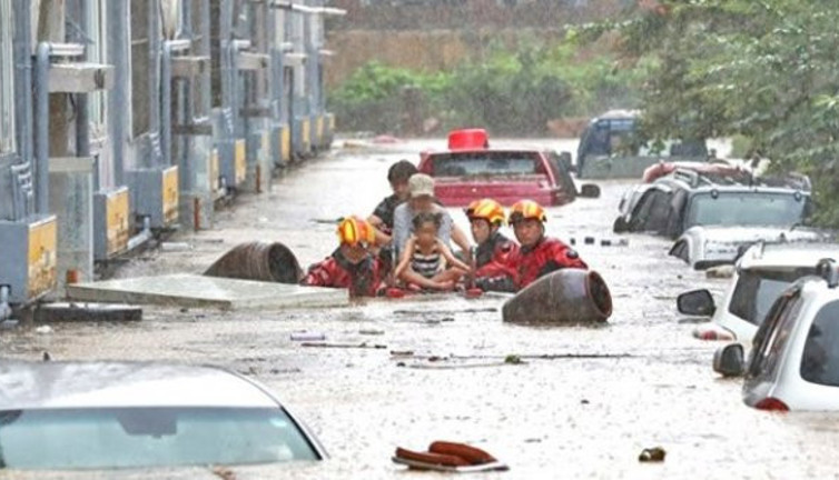 Sağnak yağmur tekleri batırdı: 1 ölü 5 kayıp