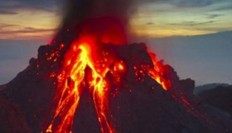 Endonezya'da yanardağ patladı