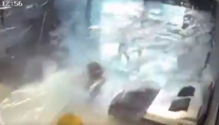 Saniye saniye görüntülendi! 3 kadın havada böyle uçtu