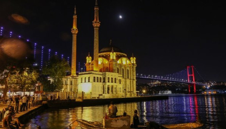 15 Temmuz Şehitler Köprüsü Süper Lig'e çıkan Karagümrük'ün renkleriyle ışıklandırıldı