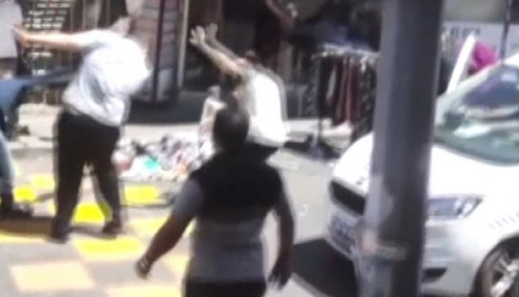 Vatandaşlar dehşete düştü! Caddede sopalı bıçaklı kavga