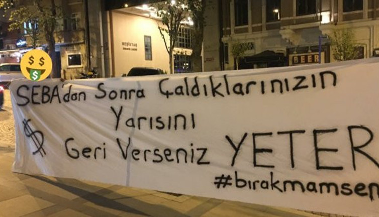 Beşiktaşlı taraftarlardan ağır göndermeli pankart… Eski kulüp binası önünde bu pankartı bırakıp gittiler
