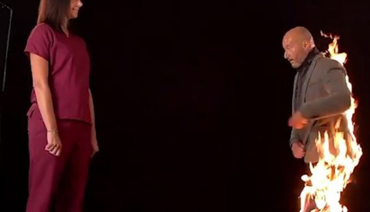 Kendini yakarak evlenme teklifi, ekipler hemen müdahale etti