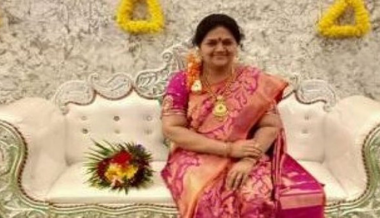 Ölen karısını yaşatıyor