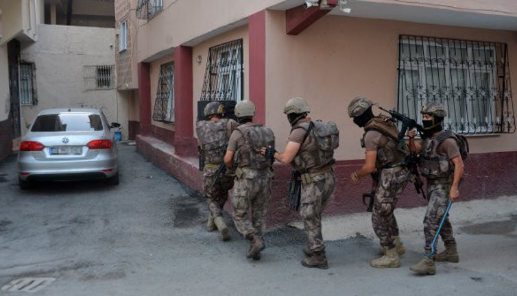 Polis kapıları kırıp evlere girdi