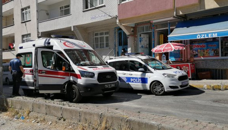 İntihar eden annesini görünce sinir krizi geçirip, bileklerini kesti