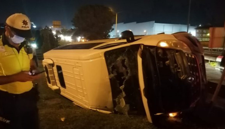 Kocaeli'nde servis minibüsü devrildi! Yaralılar var