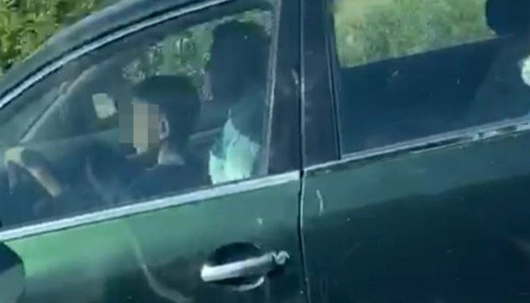 Dikkat! Direksiyonda çocuk var