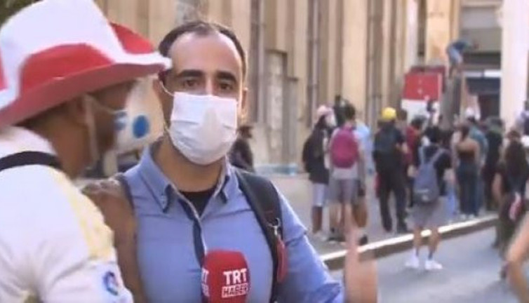 TRT muhabiri neye uğradığını şaşırdı: Canlı Yayında öpücük şoku!