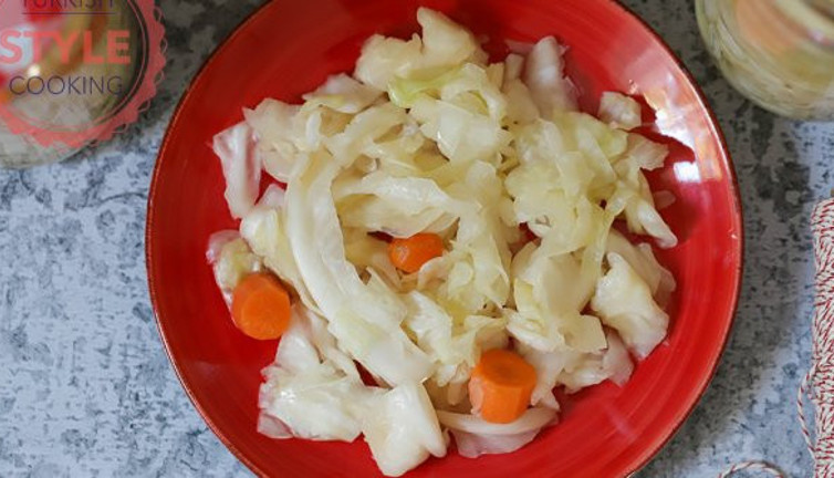 Yemekten önce 2 kaşık yeterli! Lahana turşu suyu o sorunu geçiriyor