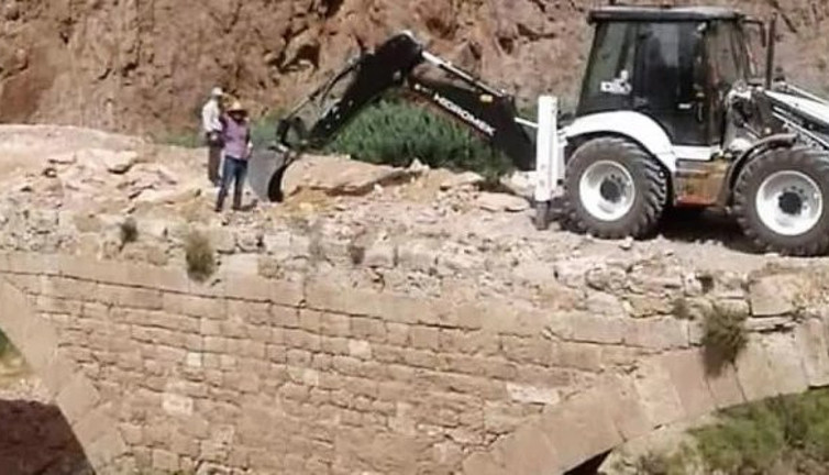 Galata Kulesi'nden sonra bir skandal daha yaşandı! Tarihi yapının üzerine kepçe çıktı