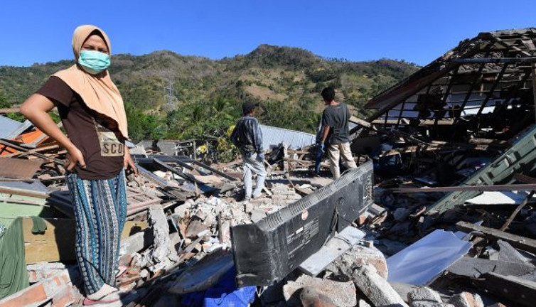 Endonezya 6 dakikada 6.8 ve 6.9'la beşik gibi sallandı