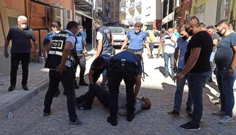 Genç kızları parkta taciz eden evli adam böyle yakalandı! Yakalanınca karısı için bakın ne dedi!