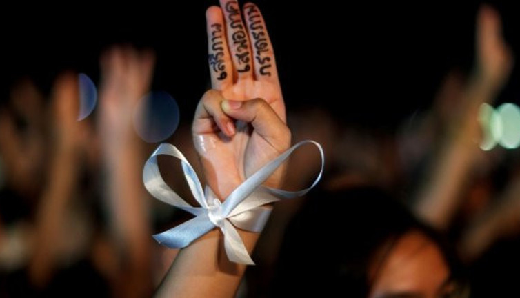 1 aydır sokakta olan öğrenciler kendilerine bu sembolü seçti, Açlık Oyunları’ndan ilham aldılar