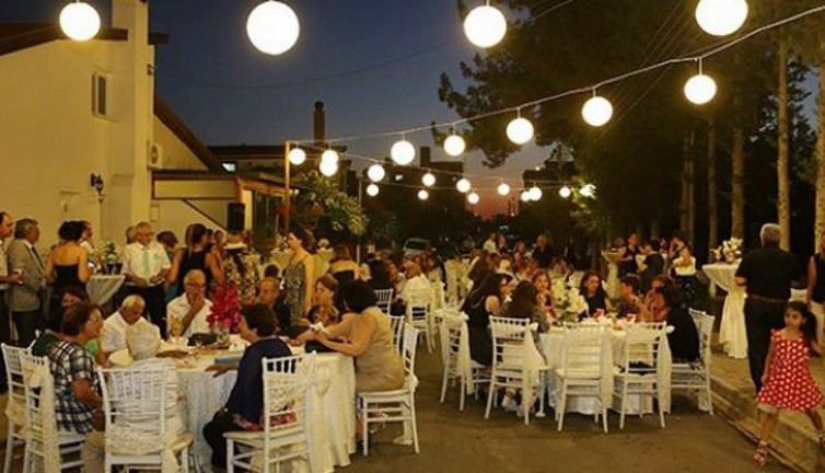 Korona zirve yaptı, sokak düğünleri yasaklandı