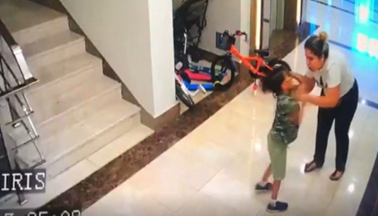 Kadın komşu çocuklarını öyle bir dövdü ki! Nedeni şoke etti