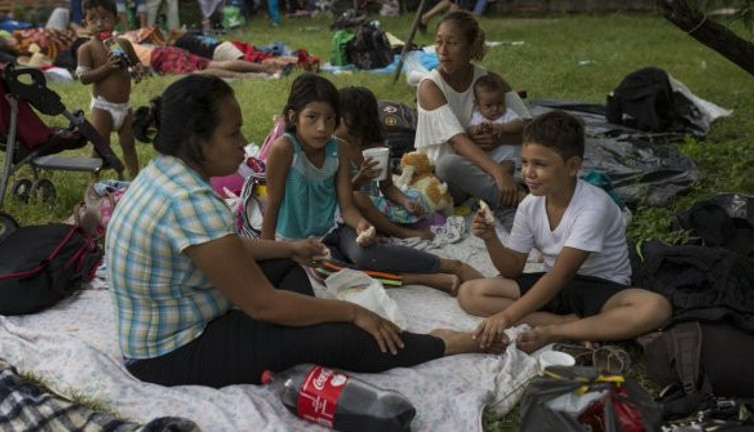 Tutuklu Müslüman göçmenlere domuz eti zorlaması