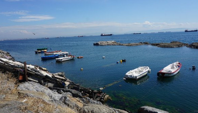 Denizin ortasında bulunan adamın meğer derdi başkaymış! Kaptan görmese gitmişti! Seni gidi seniiiiii