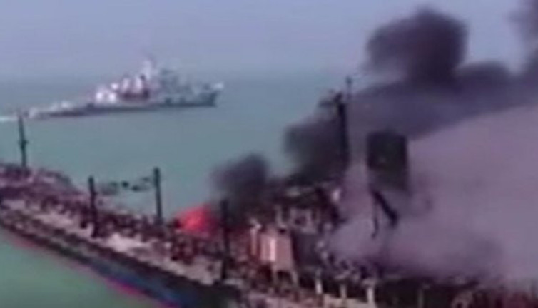 Yük gemisinin çarptığı tanker alev alev! Nehirde can pazarı