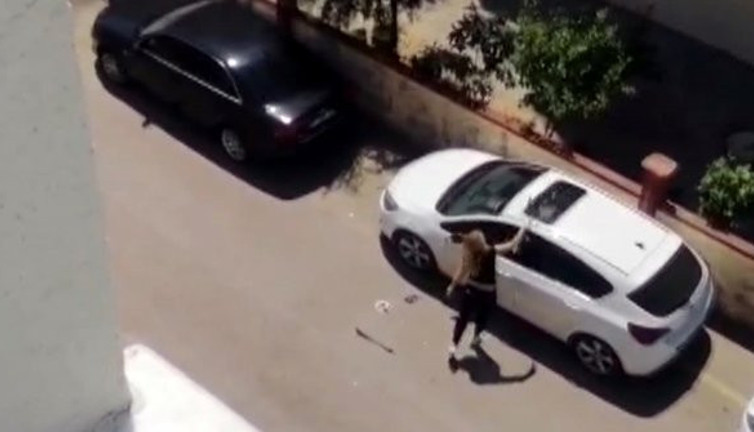 Genç kadın arabayı demir çubukla parçaladı!