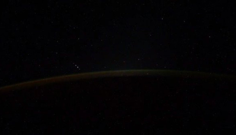 Rus kozmonot uzayda çekti… Hiç bu kadar yakından görüntülenmemişti… Yakalandınız oğlum