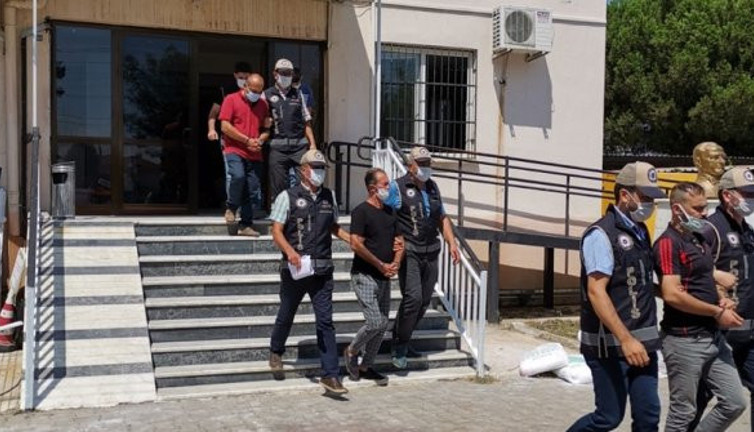 Aydın'da polis kargocu kılığına girdi! Yıllarca aranan iki suçluyu yakaladı