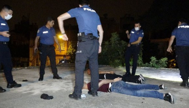 Adana'da ev kurşunladılar! Kedi gibi damlara kaçtılar