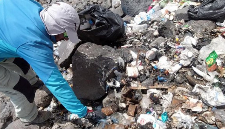 Ağrı Dağı'nı çöplüğe çevirdiler! Atlara yükleyip taşıyabildiler