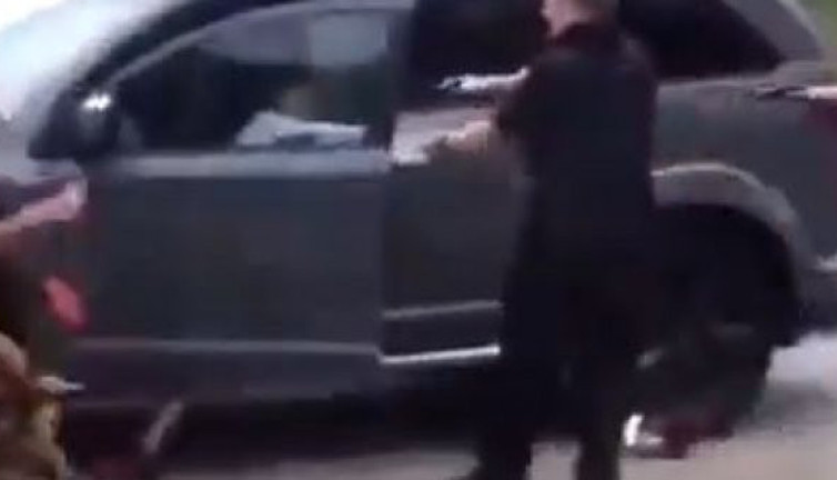 Aracına binen adamın sırtına kurşun yağdırdı! Amerika'da polis şiddeti bitmek bilmiyor! Vurulma anı kemerada