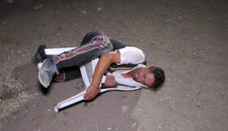 Bu adam sandalyeyle ne yapıyor. Öğrenen donup kalıyor