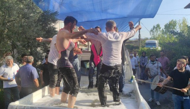 Ramazan kadın mayosu giyip sokak ortasında dans ekip yıkandı