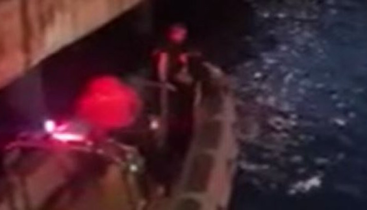 Oltasına balık yerine öyle bir şey takıldı ki! İtfaiye denizden müdahale etti