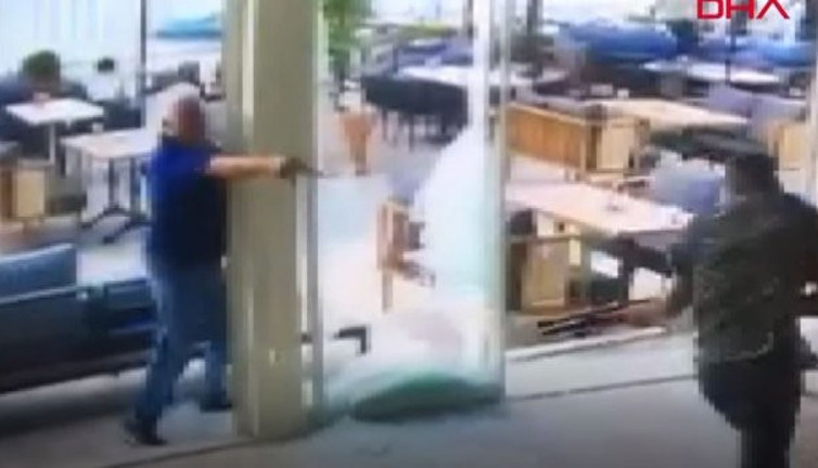 Göğüs göğse çatıştılar! Kafetaryada tüfek ve tabancalar ateşlendi