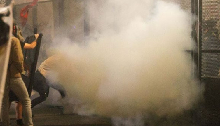 Irkçılık karşıtı protestocular polis merkezine saldırdı